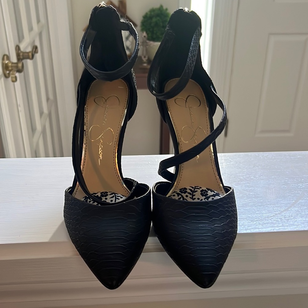 Beautiful Jessica Simpson heels